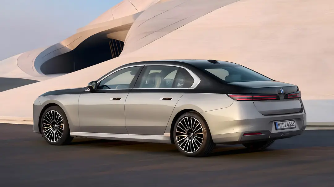 خودرو بی ام و سری ۷ (BMW 7-series) مدل ۲۰۲۷ با رنگ دوگانه در نمای جانبی