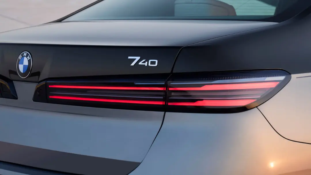 چراغ عقب و نشان مدل 740i از خودروی بی‌ام‌و سری ۷ (BMW 7-Series) مدل ۲۰۲۷