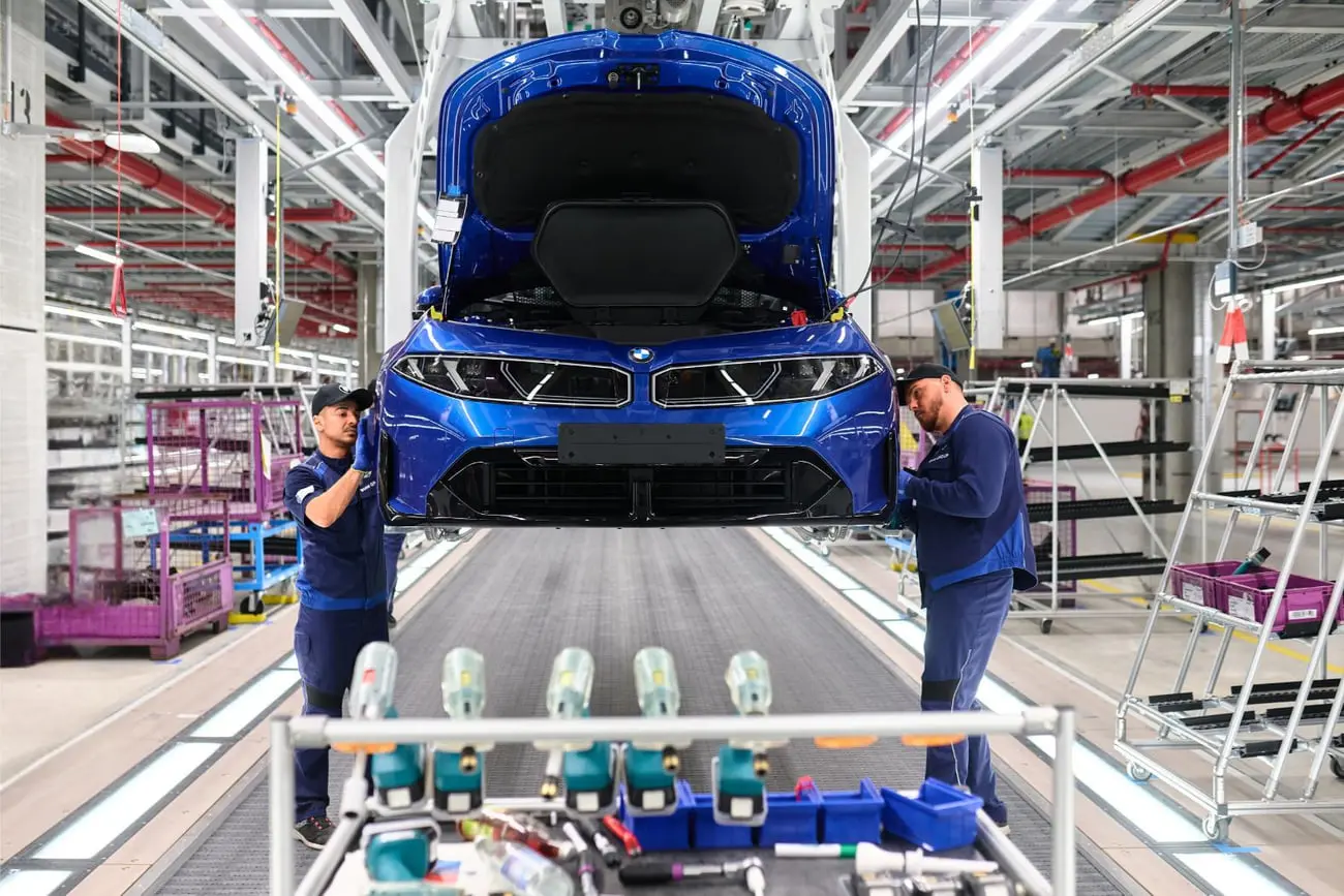 خودروی آبی رنگ بی‌ام‌و (BMW) در خط مونتاژ کارخانه