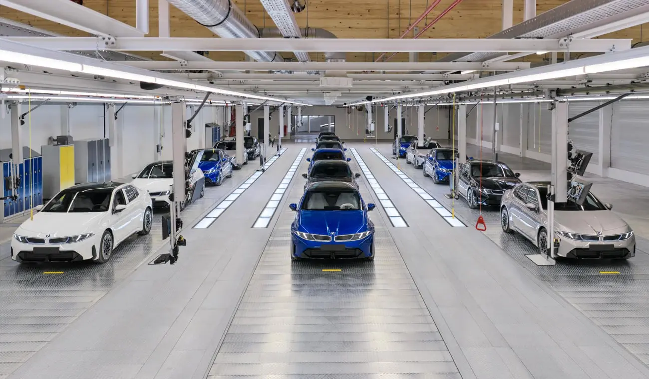 خودروهای برند بی‌ام‌و (BMW) در خط تولید کارخانه صنعتی