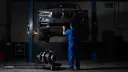 خودروی ب‌ام‌و (BMW) روی آسانسور لیفت خودرو در تعمیرگاه