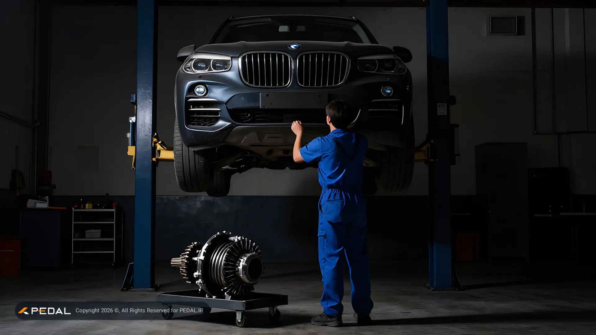 خودروی ب‌ام‌و (BMW) روی آسانسور لیفت خودرو در تعمیرگاه