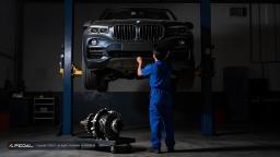 خودروی ب‌ام‌و (BMW) روی آسانسور لیفت خودرو در تعمیرگاه