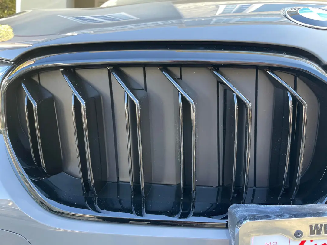 جلوپنجره سیاه خودروی بی‌ام‌و (BMW) با طراحی عمودی