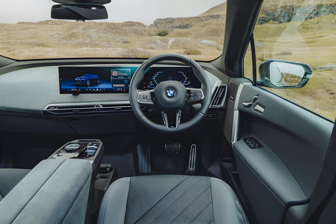 داشبورد و فرمان خودروی ب‌ام‌و (BMW) با نمایشگر دیجیتال بزرگ