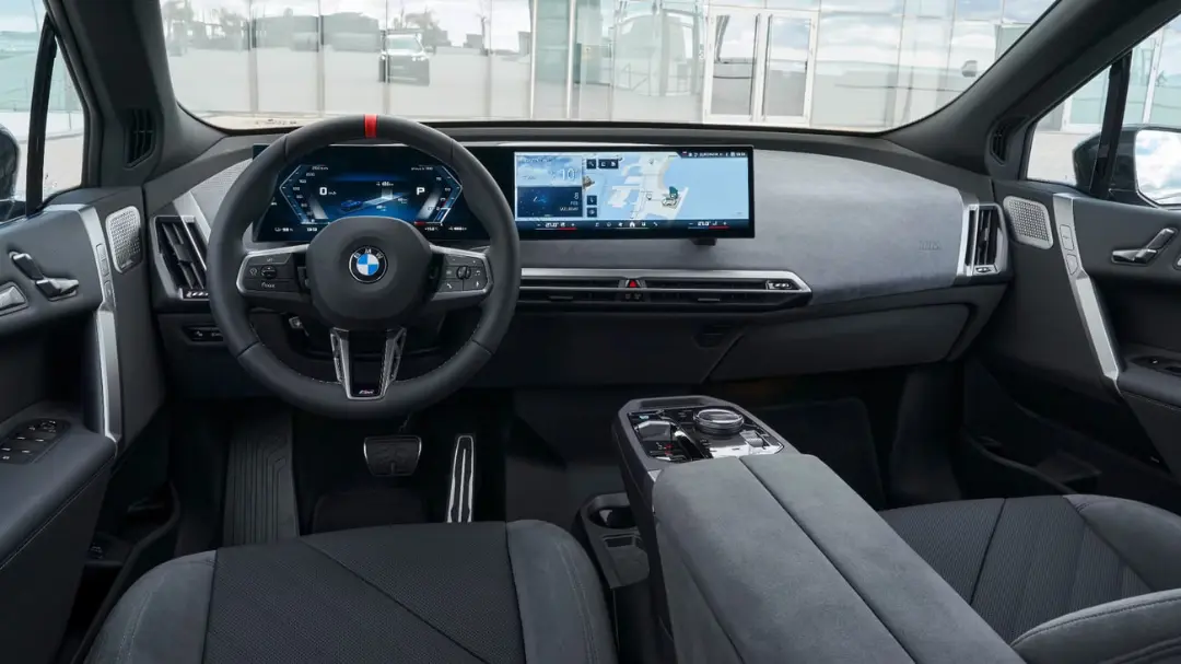 داشبورد و فرمان خودروی بی‌ام‌و (BMW) با نمایشگرهای دیجیتال بزرگ