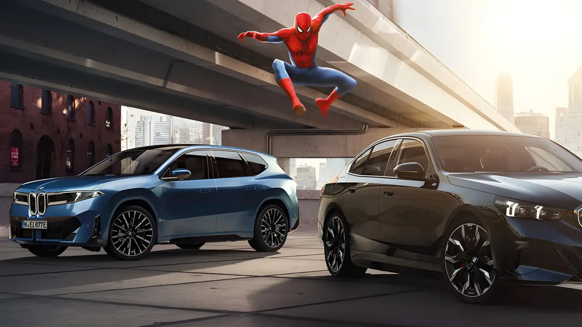 خودروهای بی‌ام‌و (BMW) در کنار شخصیت مرد عنکبوتی (Spider-Man) زیر یک پل شهری