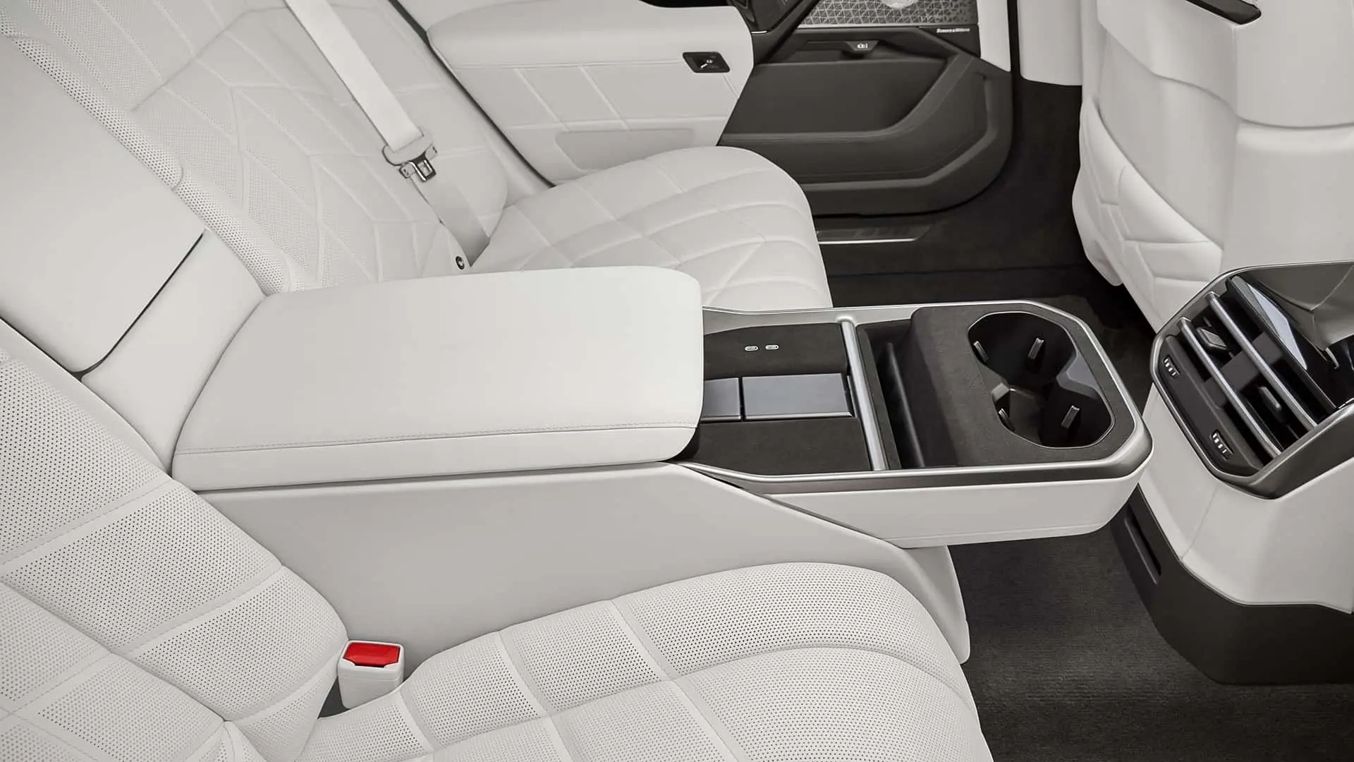 صندلی‌های چرمی سفید و کنسول میانی خودروی بی‌ام‌و سری ۷ (BMW 7 Series)