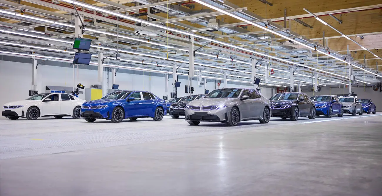 خودروهای برقی بی‌ام‌و (BMW) در خط تولید کارخانه صنعتی