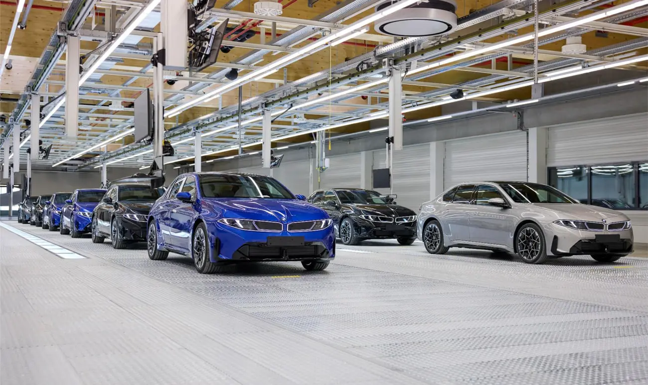 خودروهای برقی بی‌ام‌و (BMW) در سالن تولید و مونتاژ کارخانه