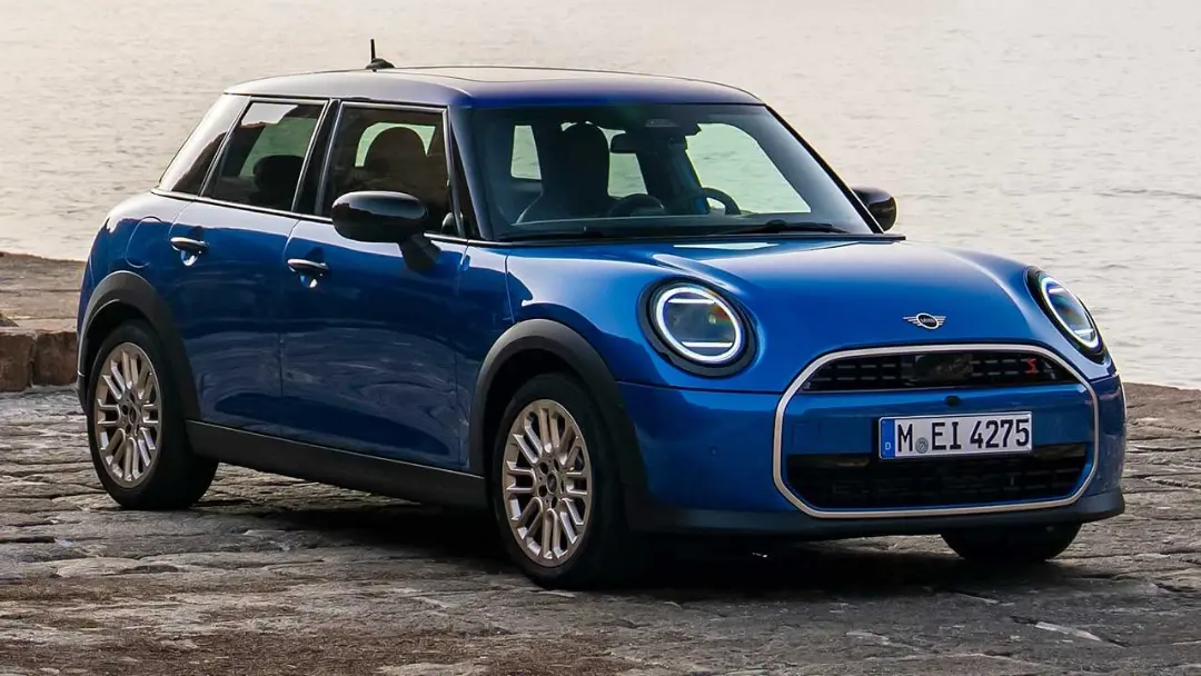 خودرو مینی کوپر (Mini Cooper) الکتریکی با رنگ آبی در کنار دریا
