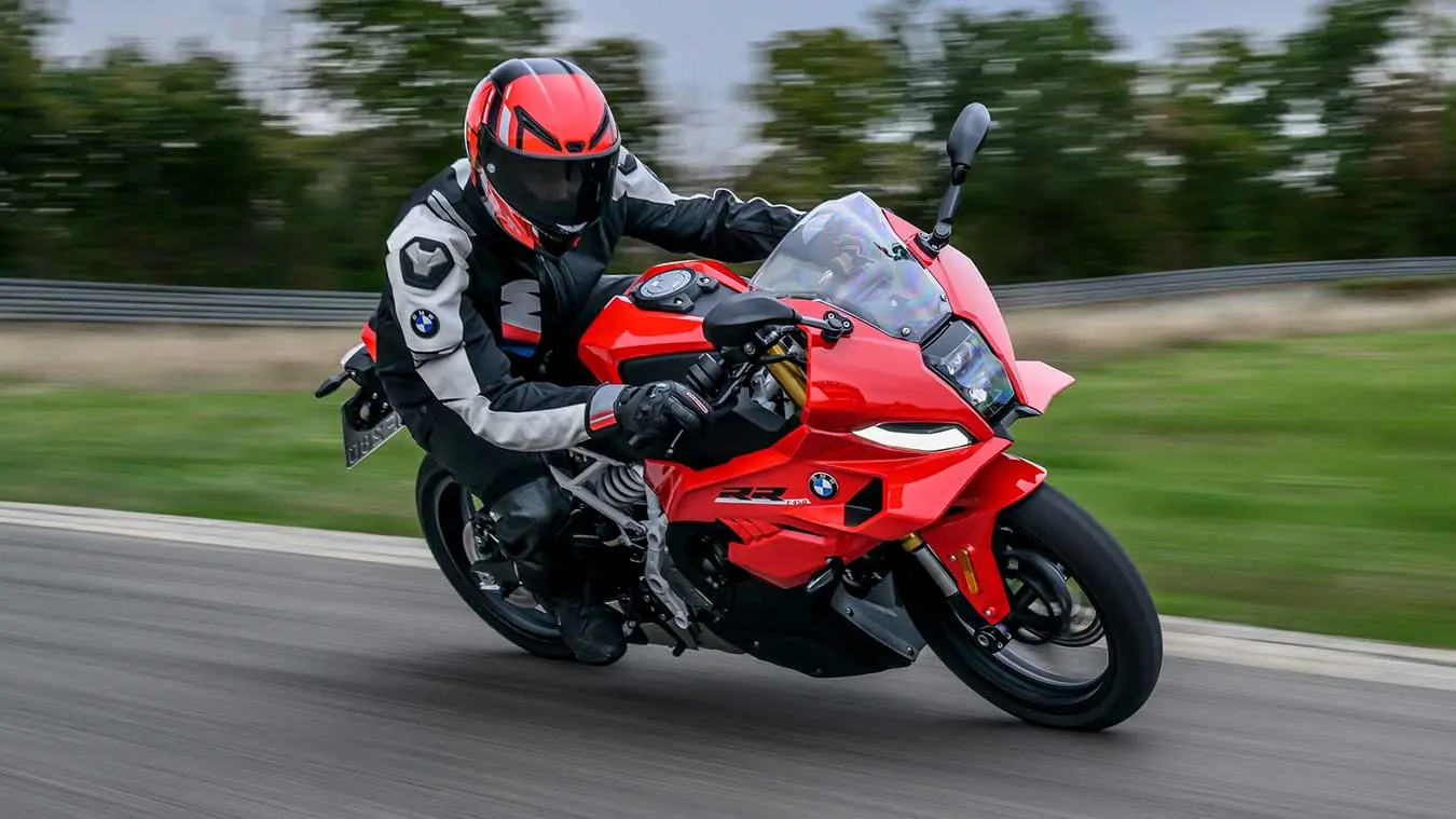 موتورسیکلت بی‌ام‌و F 450 RR (BMW F 450 RR) در حال حرکت در پیست مسابقه
