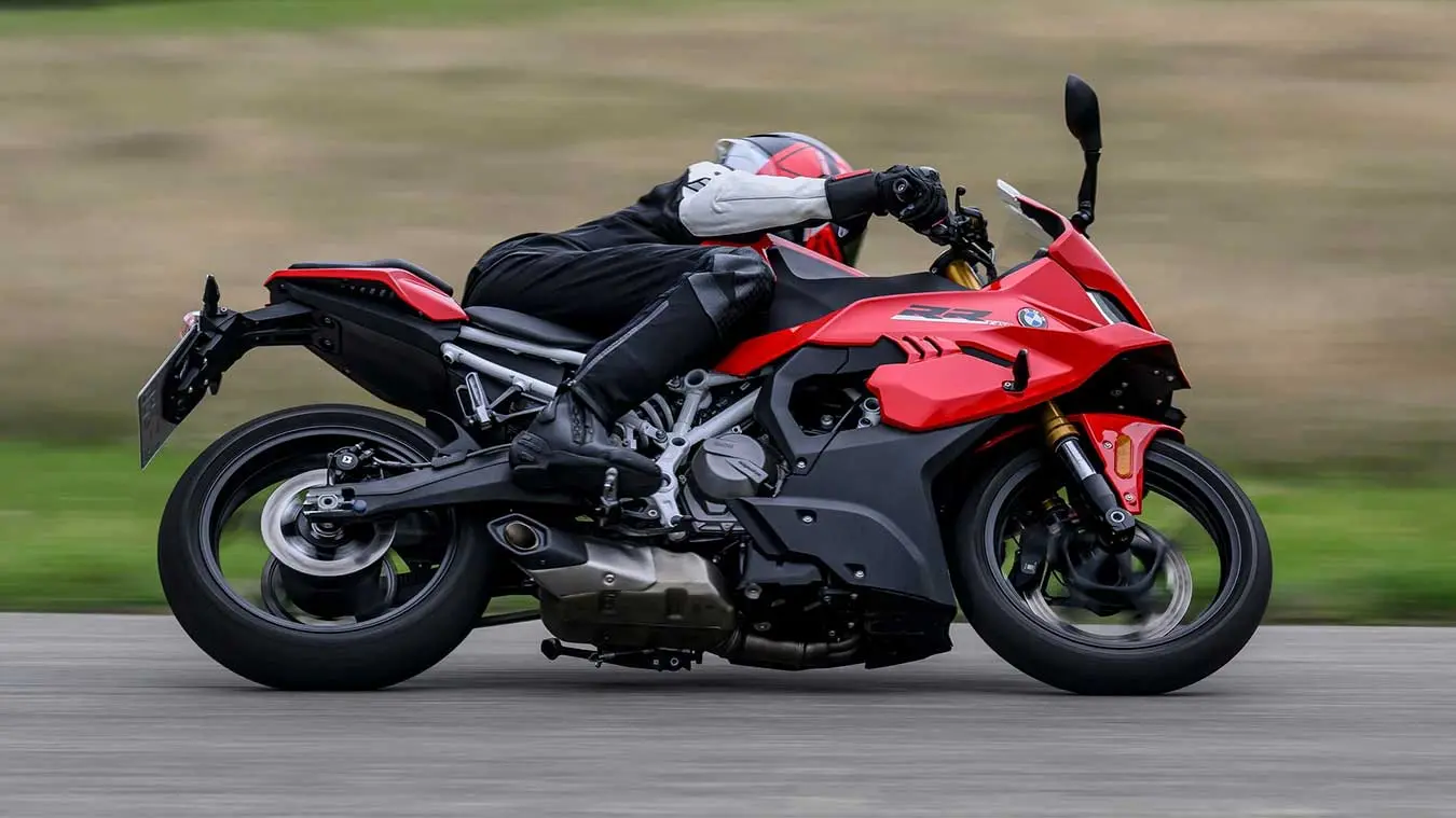 موتورسیکلت بی‌ام‌و (BMW) F 450 RR در حال حرکت سریع در پیست