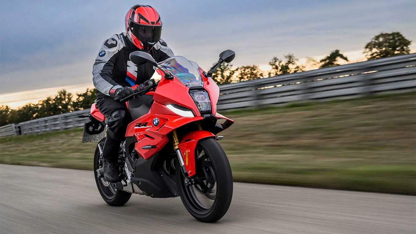 موتورسیکلت بی‌ام‌و F 450 RR (BMW F 450 RR) در حال حرکت در جاده