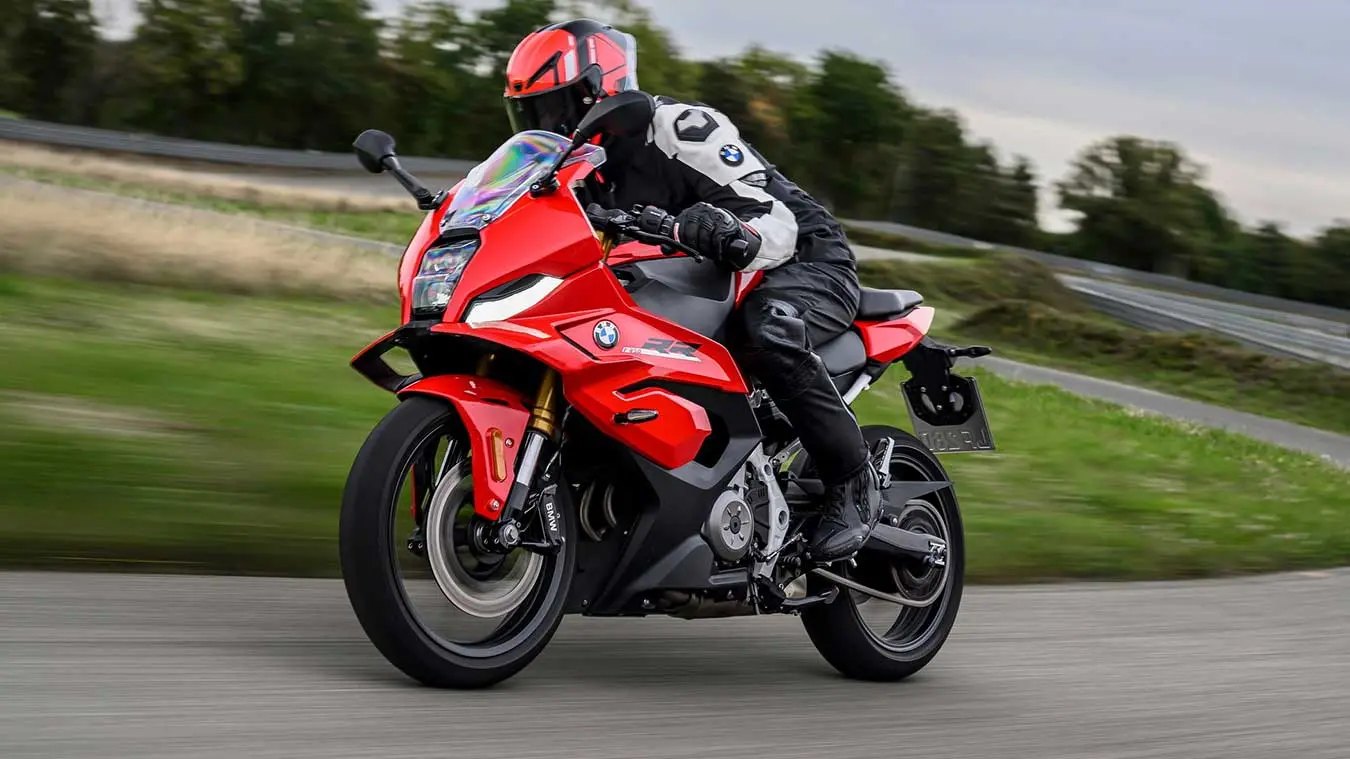 موتورسیکلت قرمز رنگ بی‌ام‌و (BMW) F 450 RR در حال حرکت در پیست