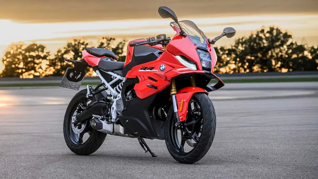 موتورسیکلت بی‌ام‌و F 450 RR قرمزرنگ