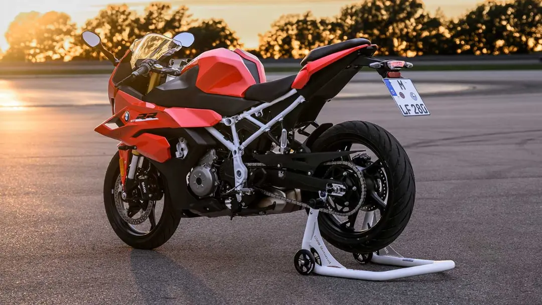 موتورسیکلت بی‌ام‌و F 450 RR قرمزرنگ نمای عقب