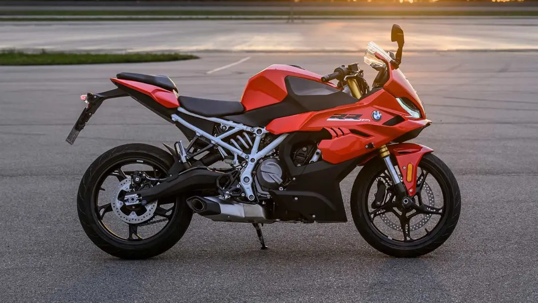 موتورسیکلت بی‌ام‌و F 450 RR قرمزرنگ نمای کناری