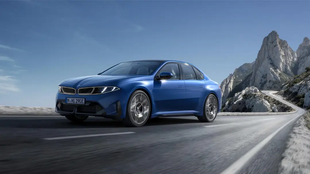 خودرو برقی بی ام و (BMW i3) در حال حرکت در جاده کوهستانی