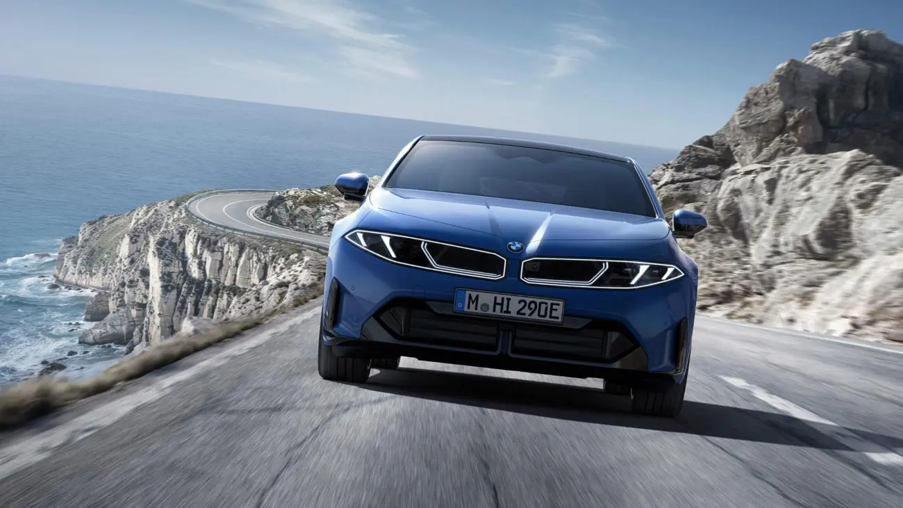 خودرو الکتریکی بی ام و i3 (BMW i3) در حال حرکت در جاده ساحلی