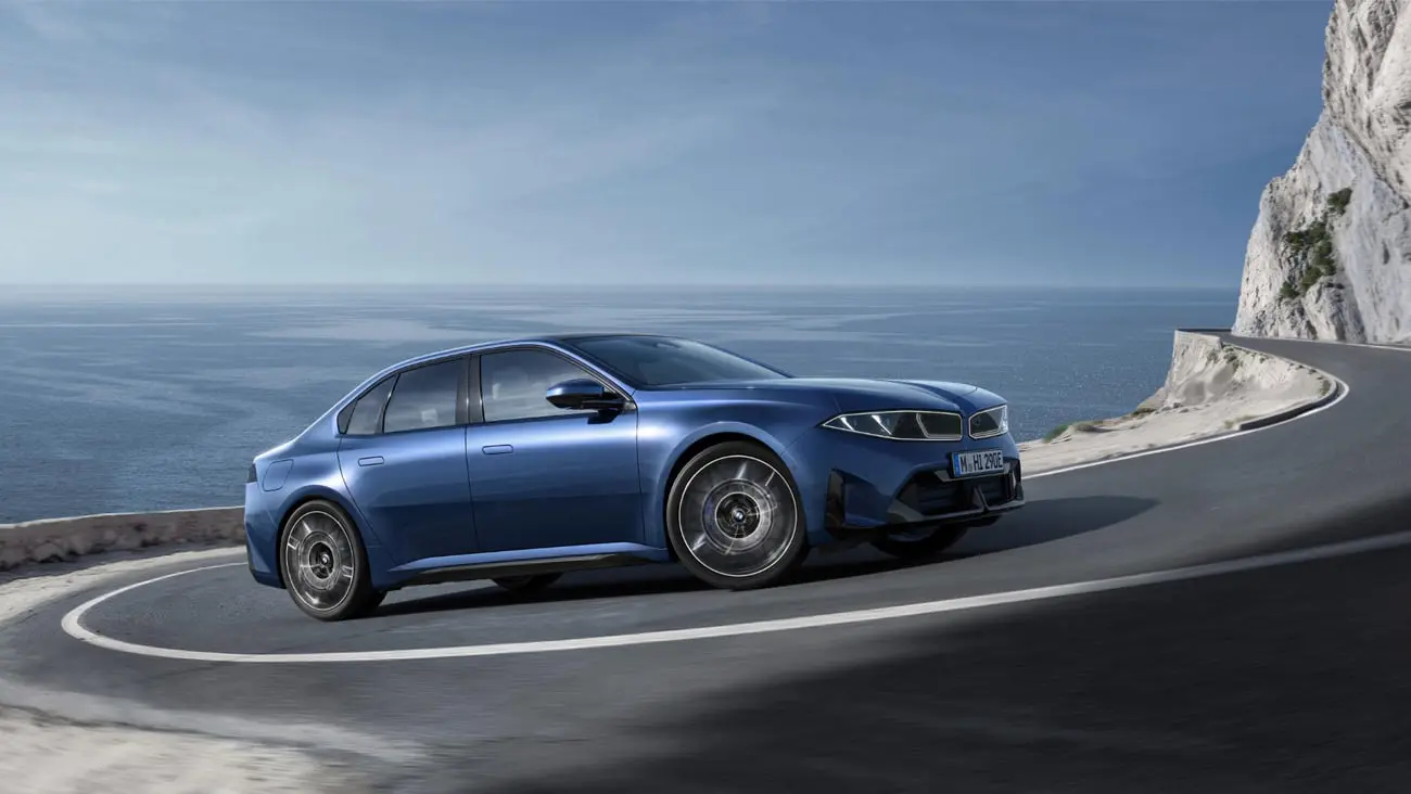خودرو برقی بی ام و i3 (BMW i3) در حال حرکت در جاده ساحلی