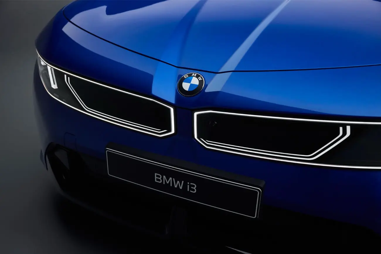 نمای نزدیک از جلوپنجره و چراغ‌های خودروی برقی بی ام و (BMW i3)