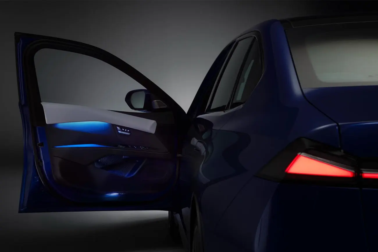 نمای داخلی و در باز خودروی بی ام و i3 (BMW i3) با نورپردازی آبی