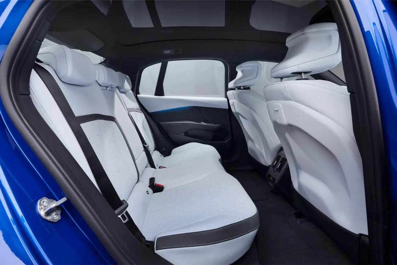 صندلی‌های سفید و مدرن کابین خودروی بی ام و i3 (BMW i3)