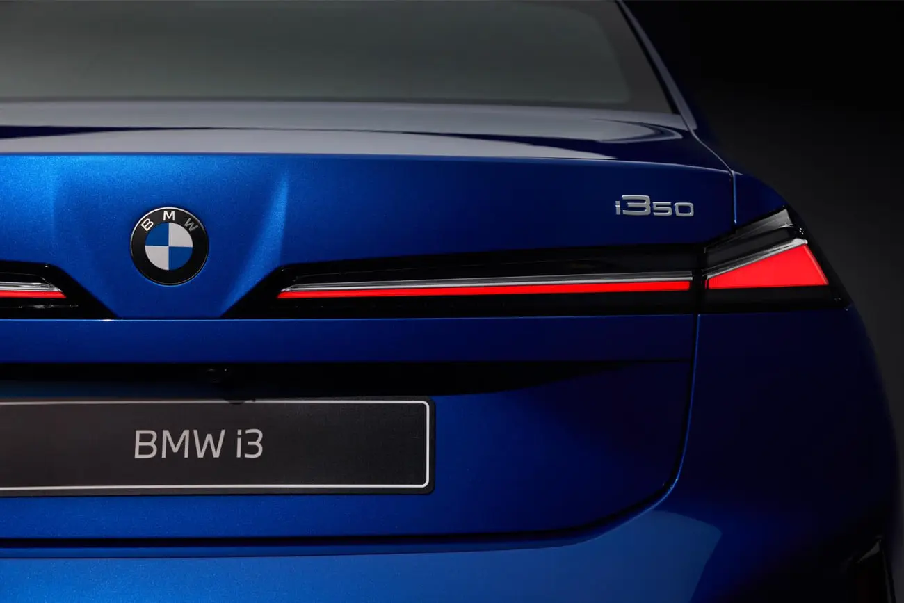 بخش عقب خودروی برقی بی ام و (BMW i3) با نشان برند و چراغ‌های عقب