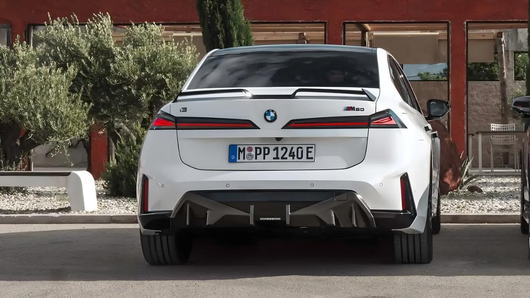 بخش عقب خودروی ب‌ام‌و (BMW) مدل i3 M60 با رنگ سفید