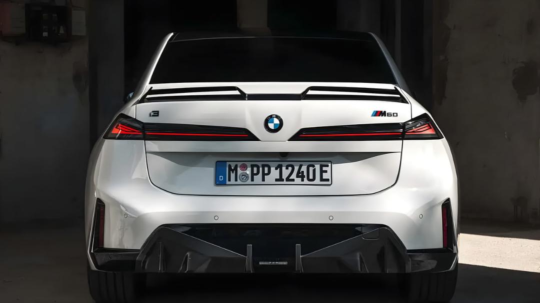 نمای عقب خودروی الکتریکی ب‌ام‌و (BMW) مدل i3 M60 سفید رنگ