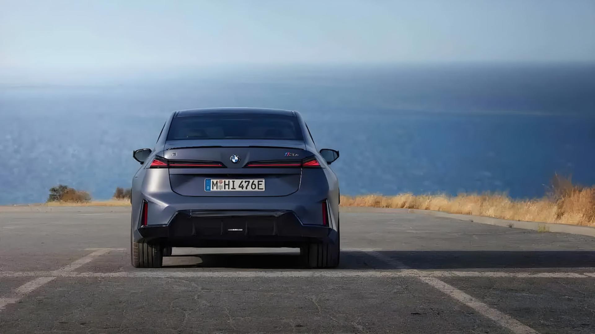 ب‌ام‌و i3 M60 (BMW i3 M60) با نمای عقب در کنار دریا