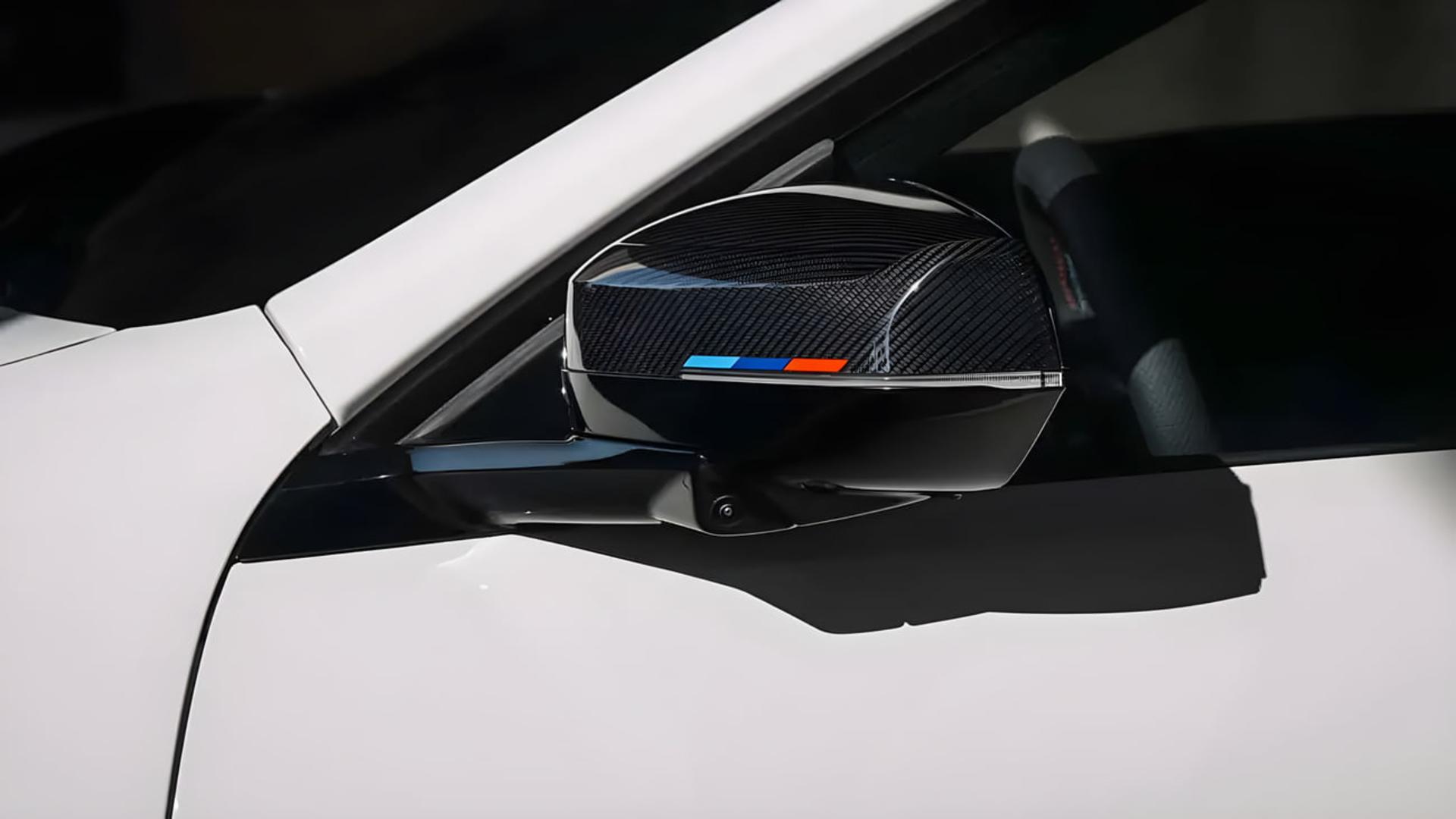 آینه جانبی خودروی ب‌ام‌و (BMW) i3 M60 با پوشش فیبر کربن و نشان M