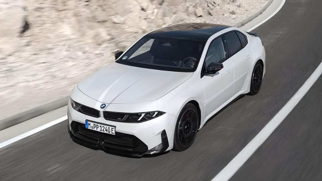 خودرو ب‌ام‌و i3 M60 (BMW i3 M60) سفید در حال حرکت در جاده