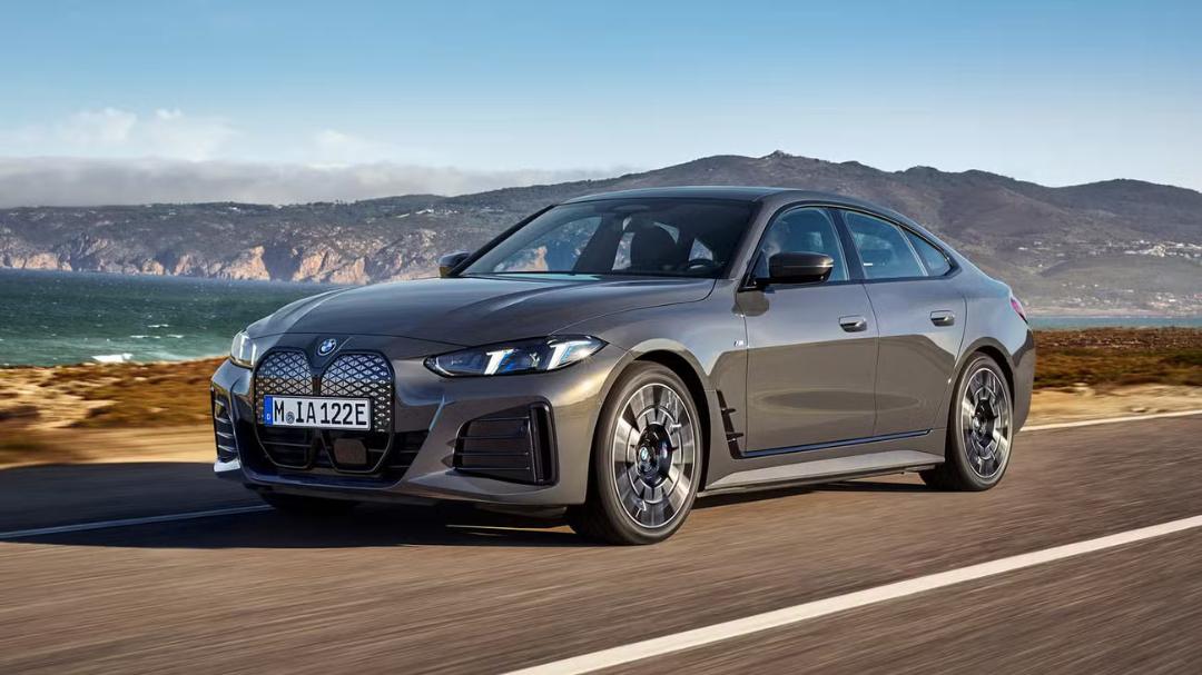 خودرو برقی بی‌ام‌و (BMW i4) در حال حرکت در جاده ساحلی