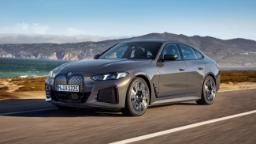 خودرو برقی بی‌ام‌و (BMW i4) در حال حرکت در جاده ساحلی