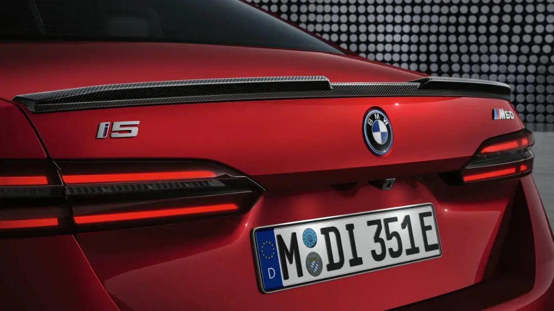 بخش عقب خودروی قرمز رنگ بی ام و (BMW) مدل i5 M60 با نشان‌های پشت خودرو