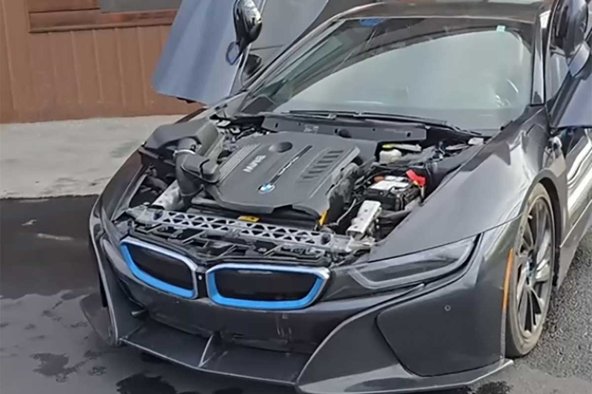 بی‌ام‌و i8 با موتور 6 سیلندر