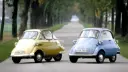 دو خودروی میکرو ایزتا (Isetta) با رنگ‌های زرد و آبی در حال حرکت در جاده