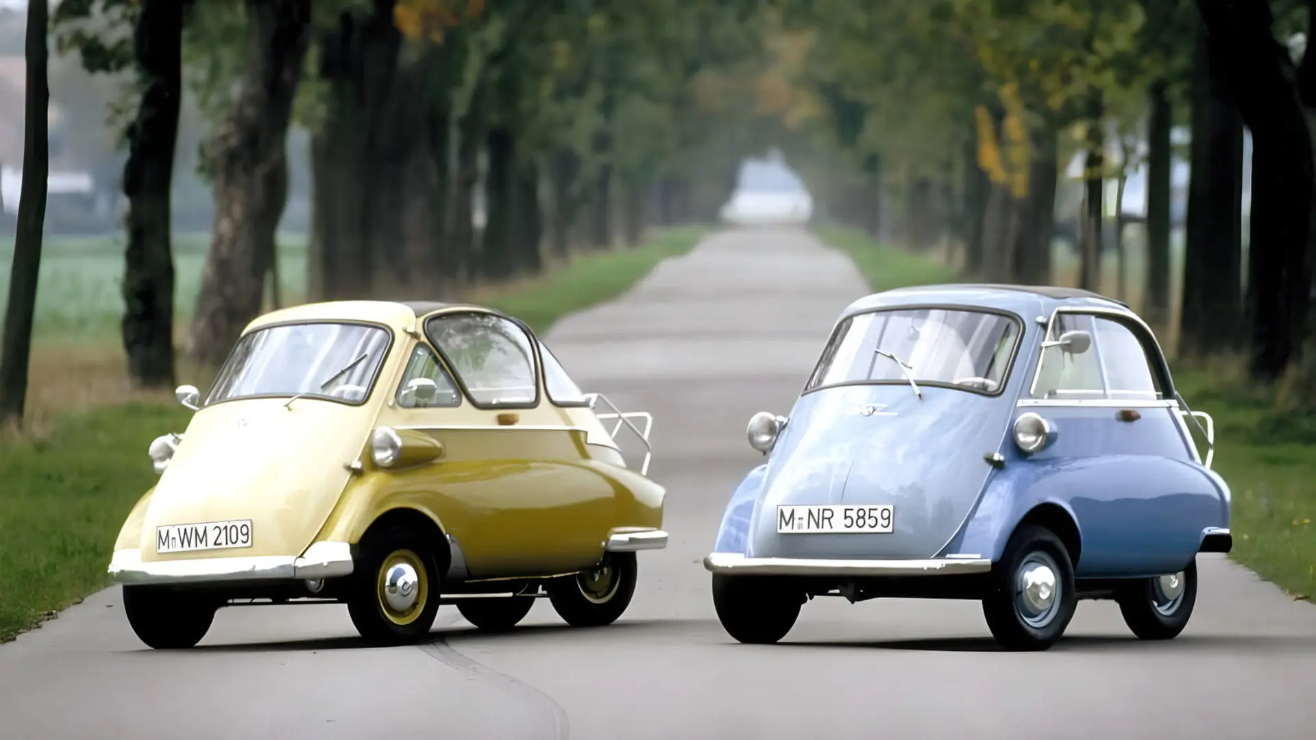 دو خودروی میکرو ایزتا (Isetta) با رنگ‌های زرد و آبی در حال حرکت در جاده