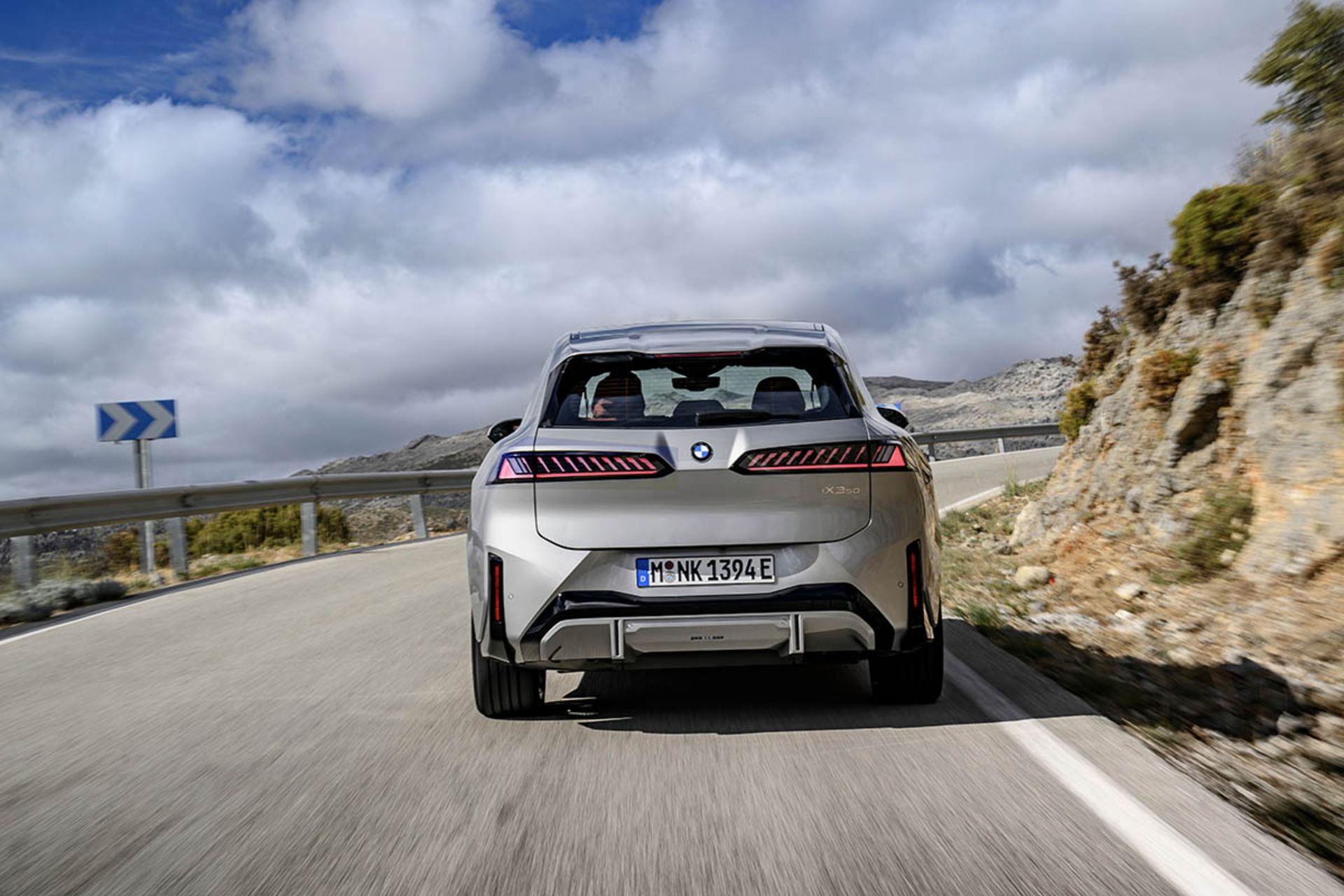 پشت بی ام و IX3 نیوکلاس