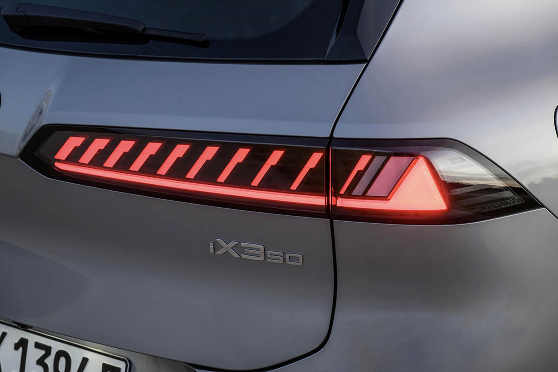 چراغ عقب بی ام و IX3 نیوکلاس