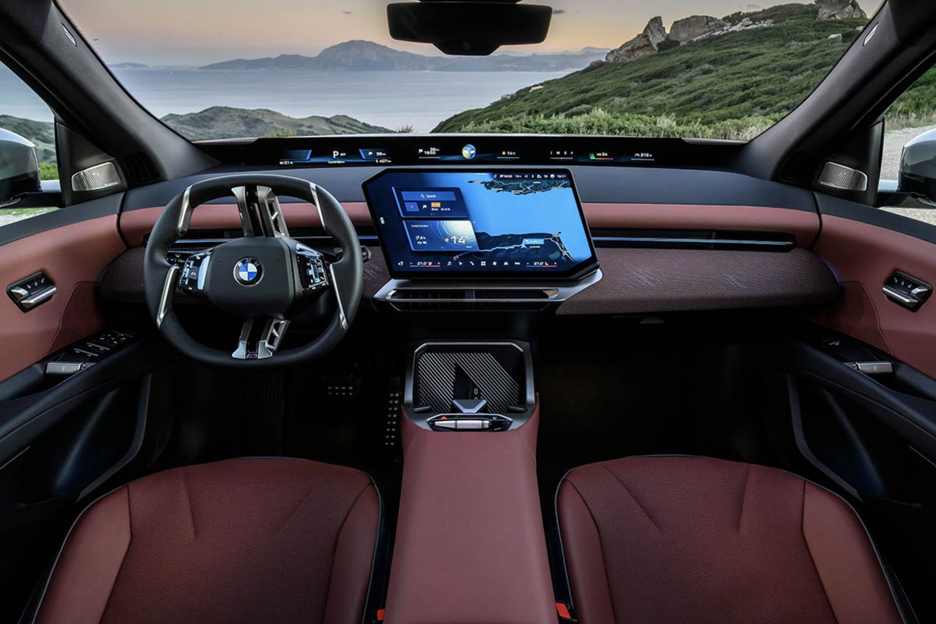 داخل کابین بی ام و IX3 نیوکلاس