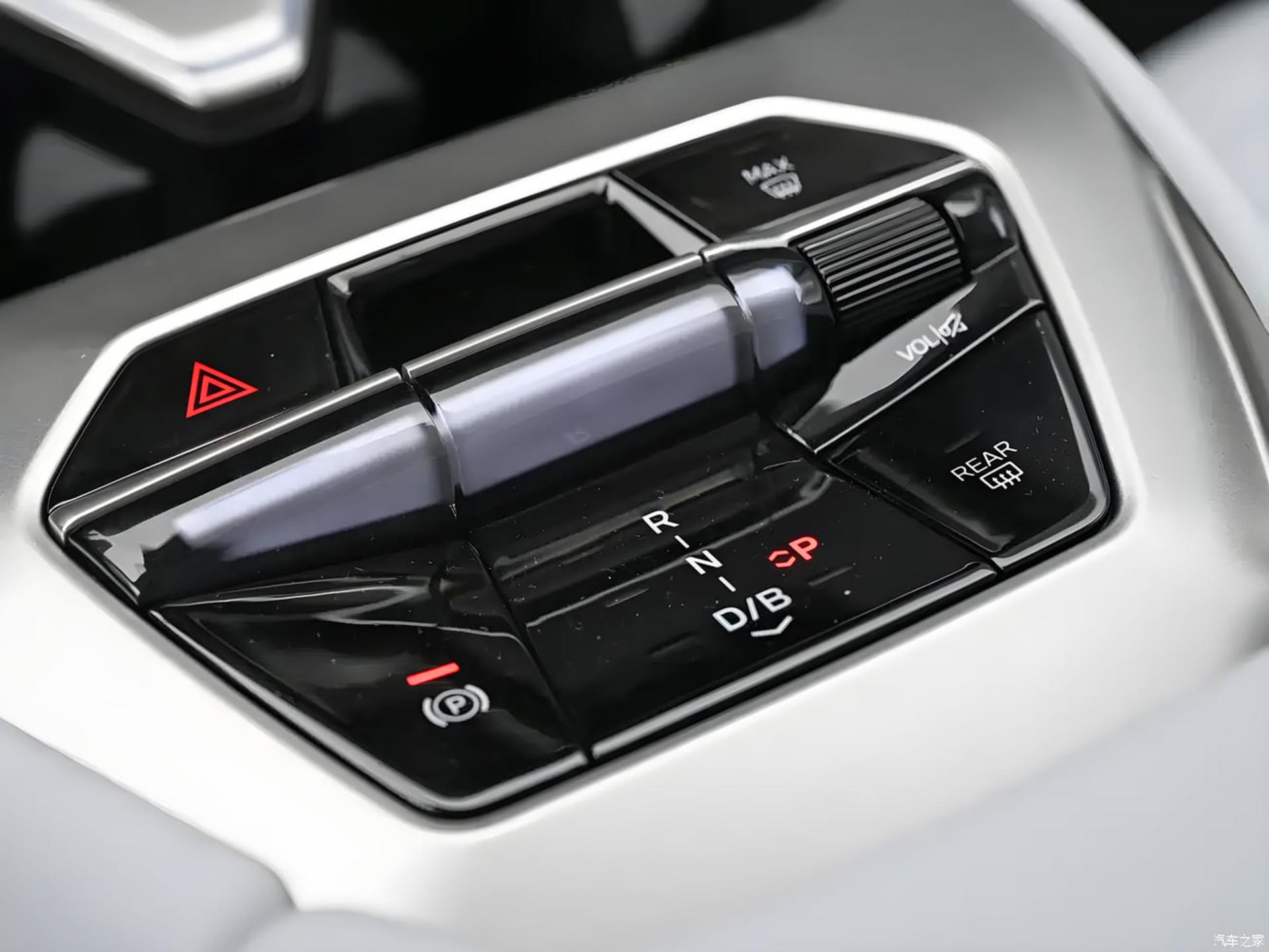 دکمه‌های کنترل کنسول میانی خودروی برقی بی‌ام‌و (BMW) iX3