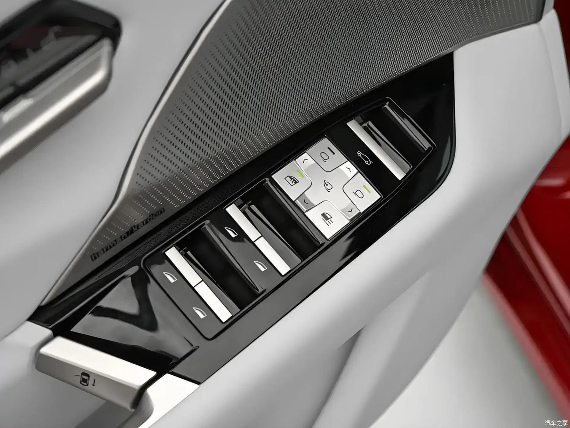 دکمه‌های کنترل پنجره و آینه در خودروی برقی بی‌ام‌و (BMW) iX3