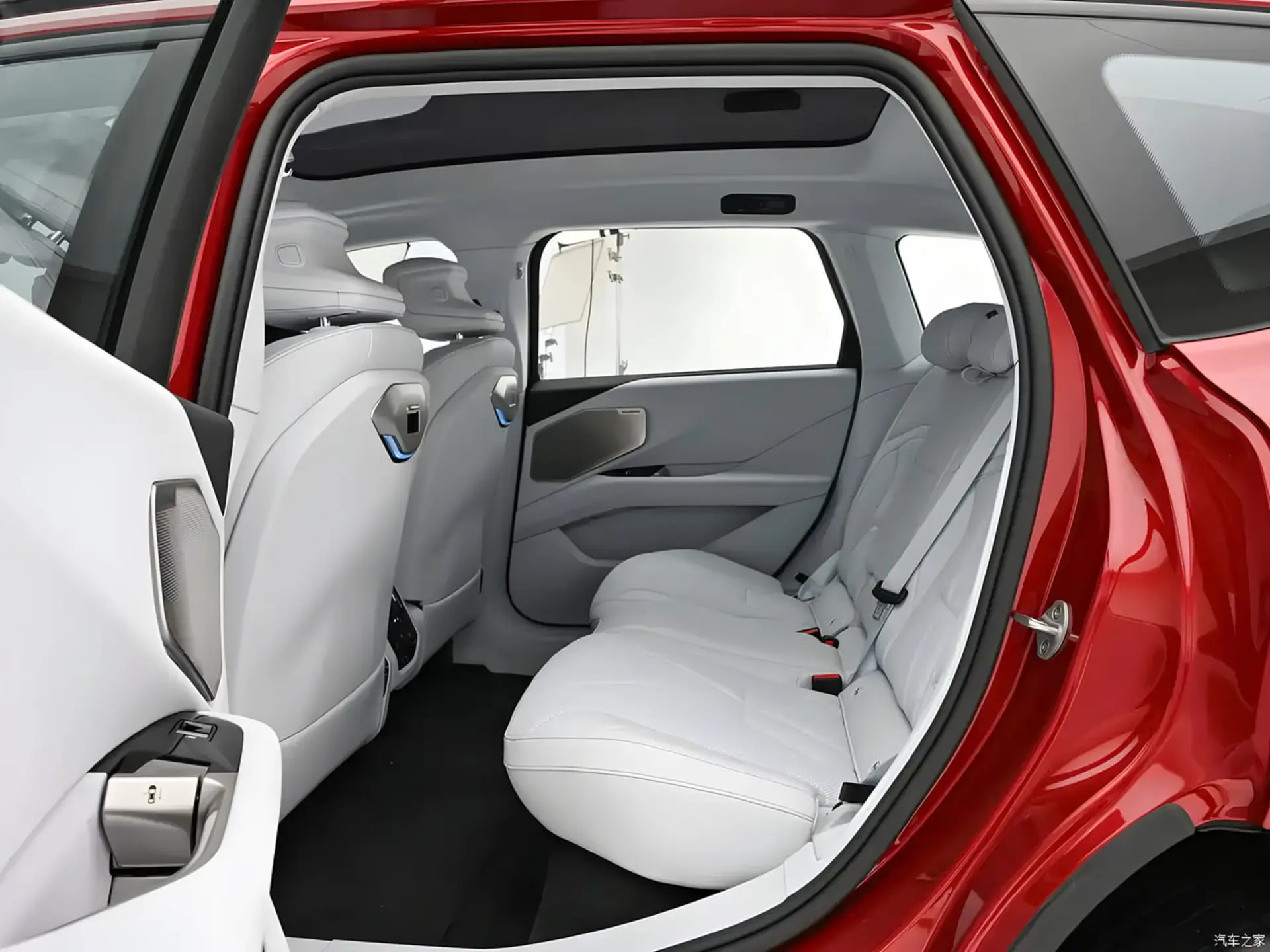 صندلی‌های چرمی سفید کابین خودروی برقی بی‌ام‌و (BMW) iX3