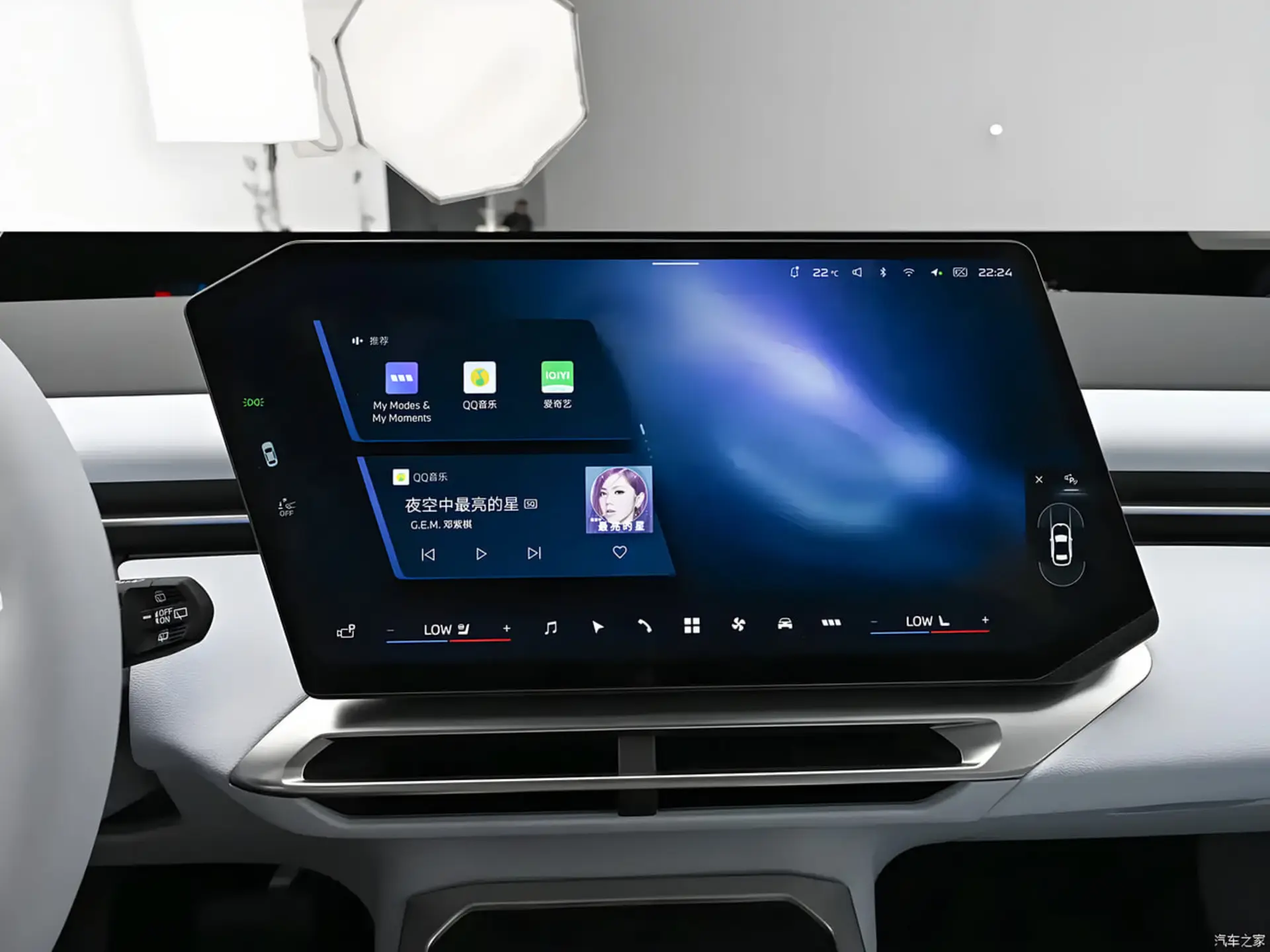 نمایشگر لمسی و داشبورد خودروی برقی بی‌ام‌و (BMW) iX3