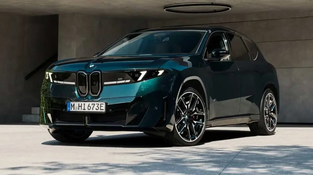 خودرو برقی بی‌ام‌و iX3 M60 (BMW iX3 M60) با رنگ سبز تیره در فضای باز