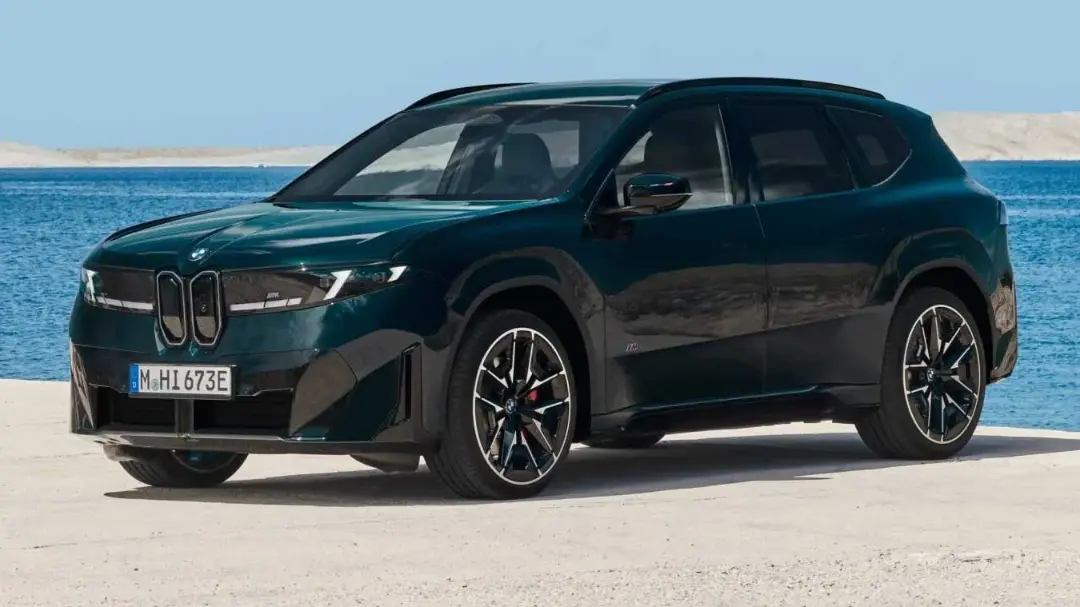 خودرو برقی بی‌ام‌و iX3 M60 (BMW iX3 M60) در ساحل کنار دریا