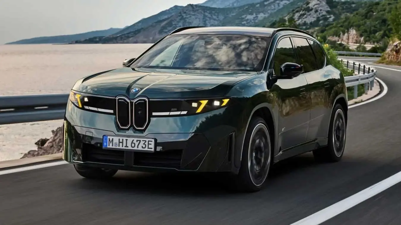 خودرو برقی بی‌ام‌و iX3 M60 (BMW iX3 M60) در حال حرکت در جاده ساحلی